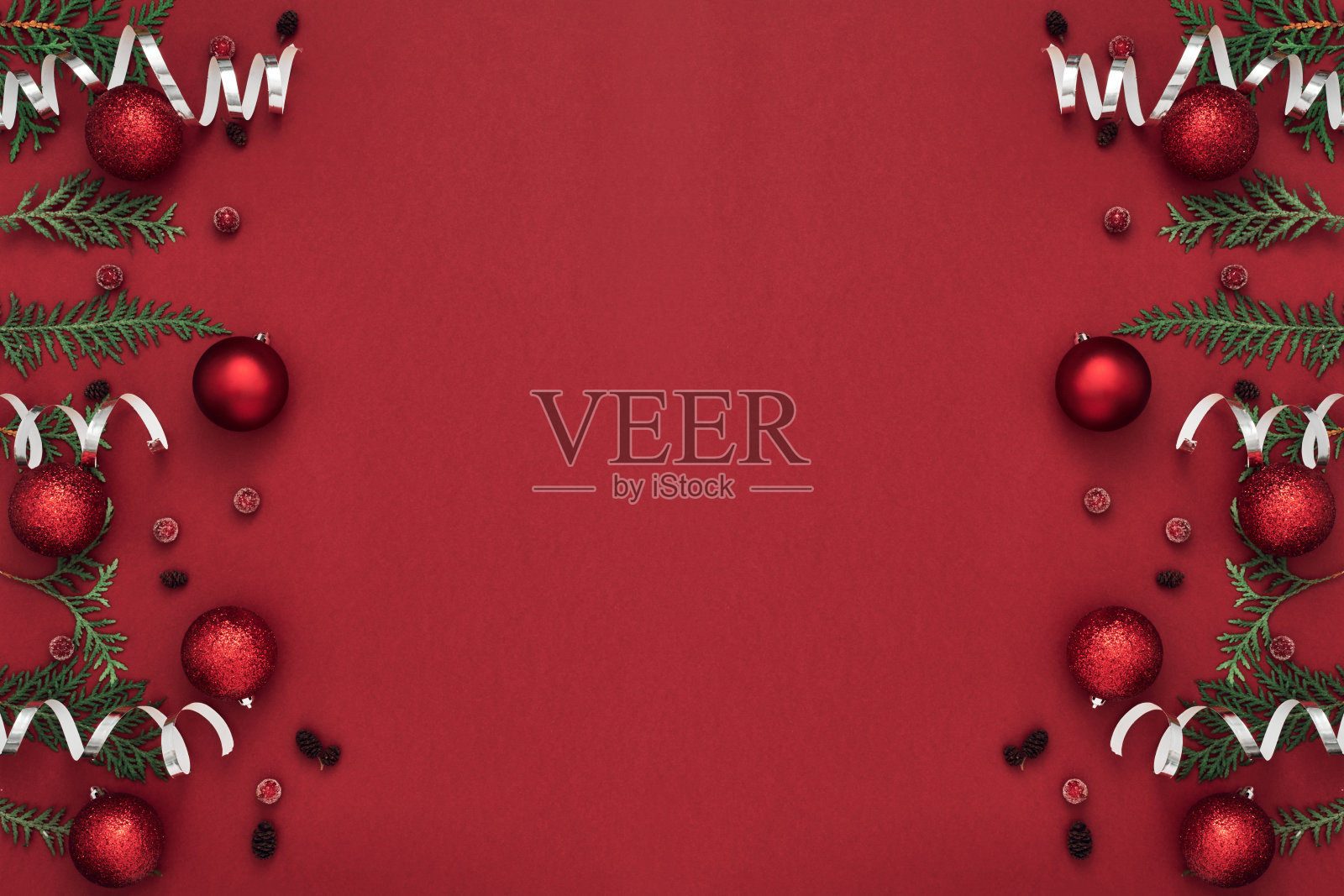 以红色为背景的新年、节日装饰。复制空间，平铺，模拟，顶视图照片摄影图片