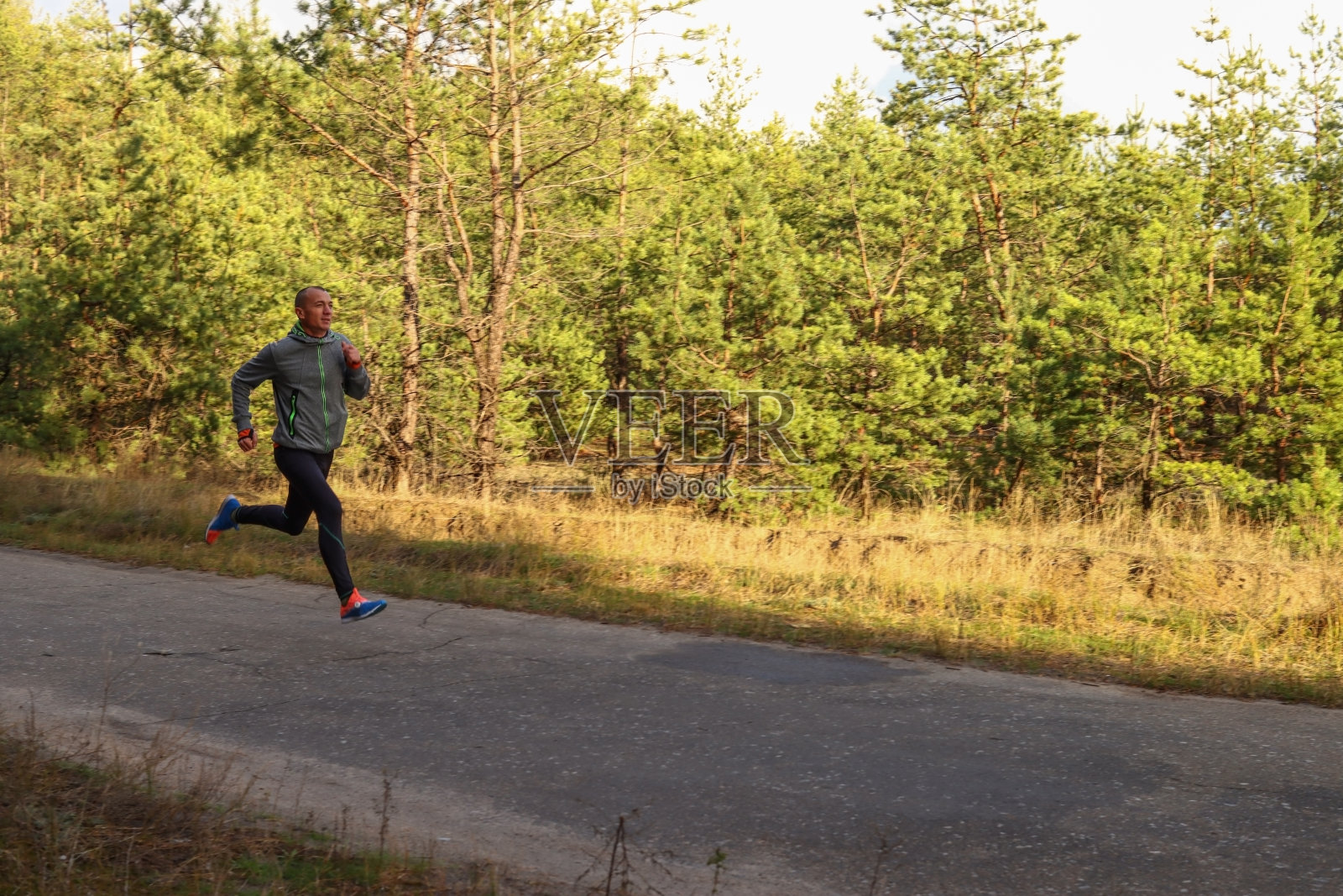 人在路上跑步，马拉松训练，运动，户外健身照片摄影图片
