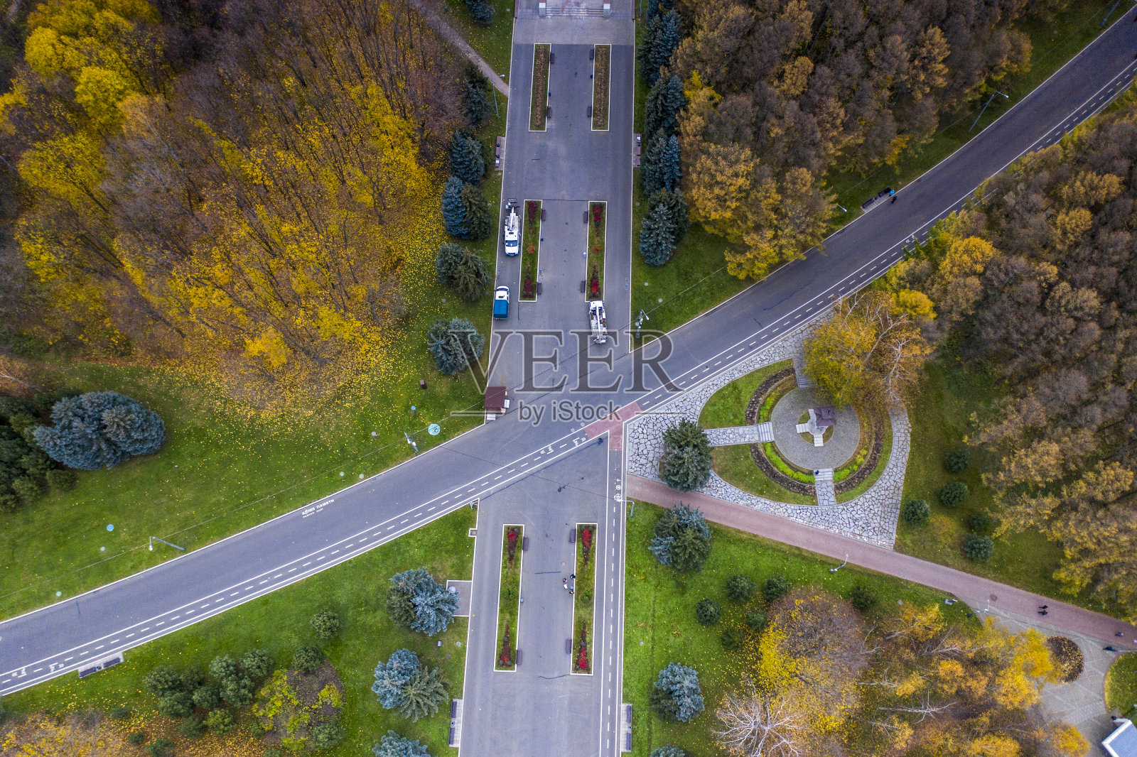 从无人机拍摄的秋季城市公园的黄树全景照片摄影图片