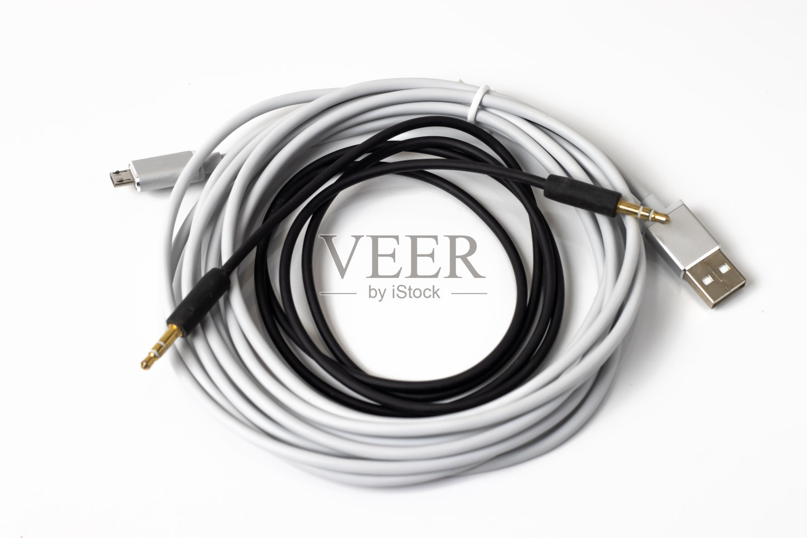 白色长usb线与黑色微孔隔离在白色背景照片摄影图片