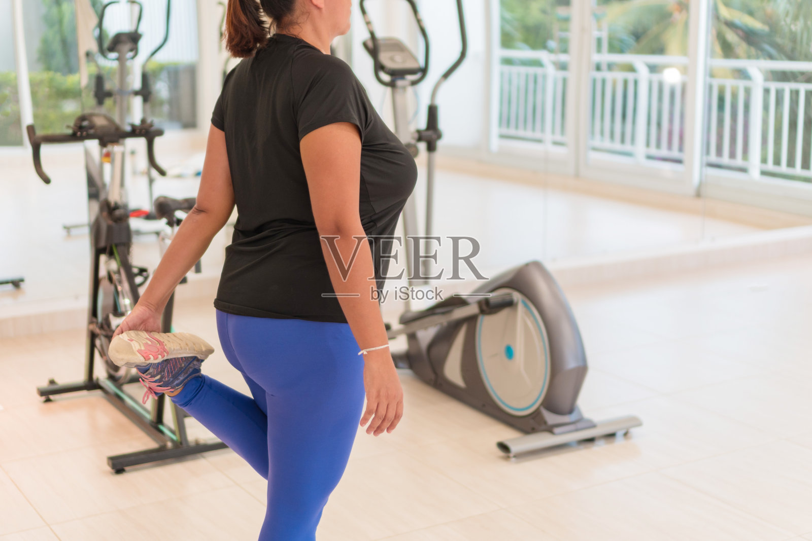 在家锻炼前做伸展运动的妇女照片摄影图片