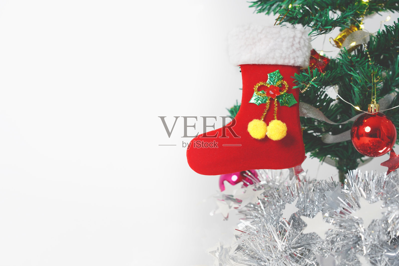 圣诞节的装饰品和礼物盒与蝴蝶结在白色的背景。冬天，新年的概念。平铺，俯视图，拷贝空间。照片摄影图片