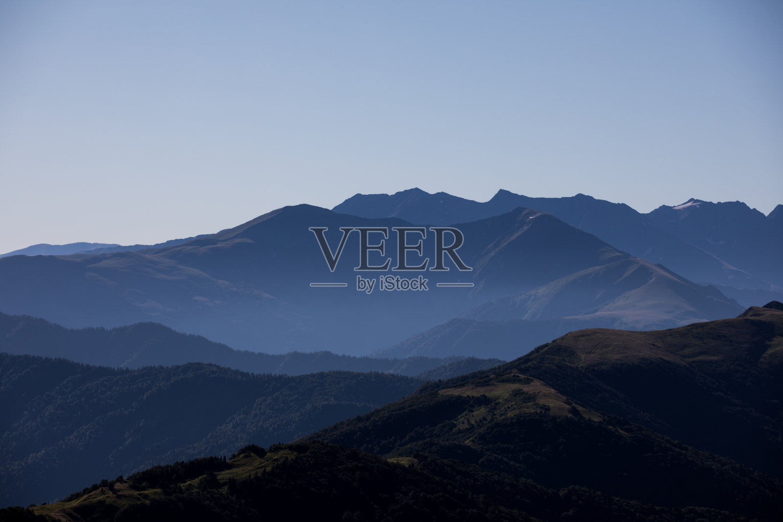 在这一天的阴霾中，可以看到一望无际的山脉照片摄影图片