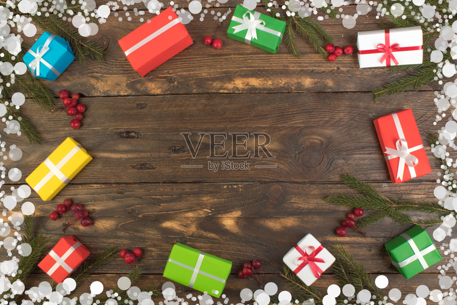 木桌上的礼物盒和五颜六色的圣诞礼物。顶部视图与复制空间。照片摄影图片