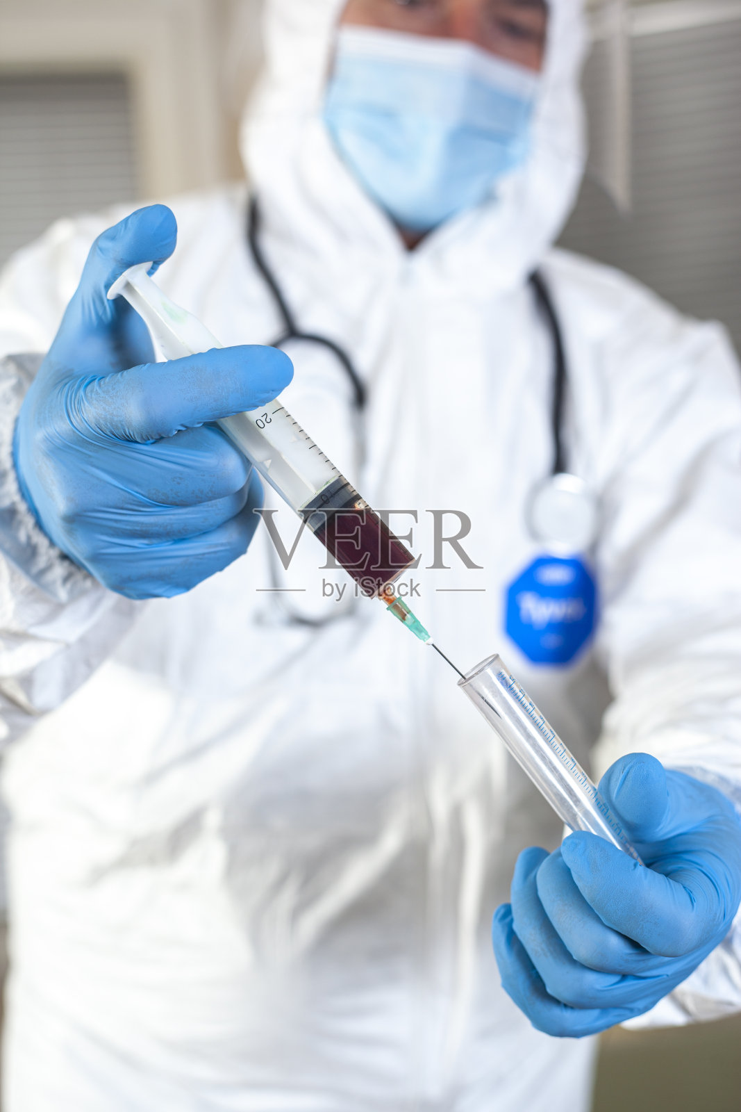 医生拿着冠状病毒血样照片摄影图片