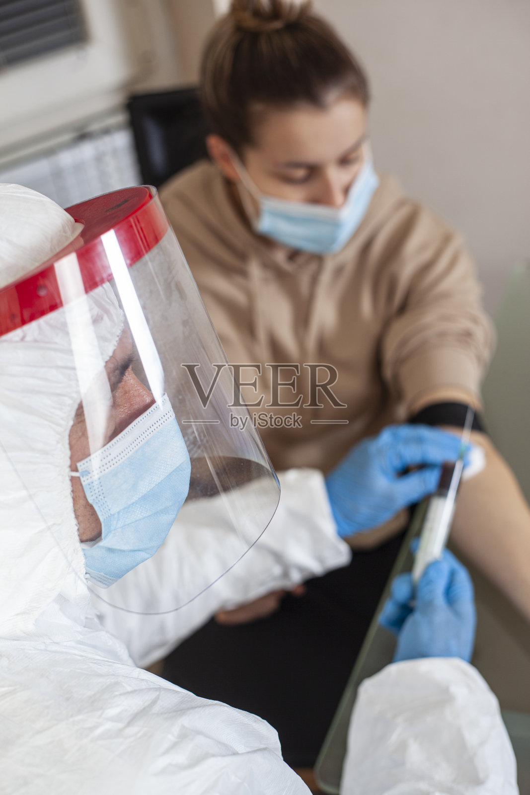 医生采集了患者的血样用于分析冠状病毒患者照片摄影图片