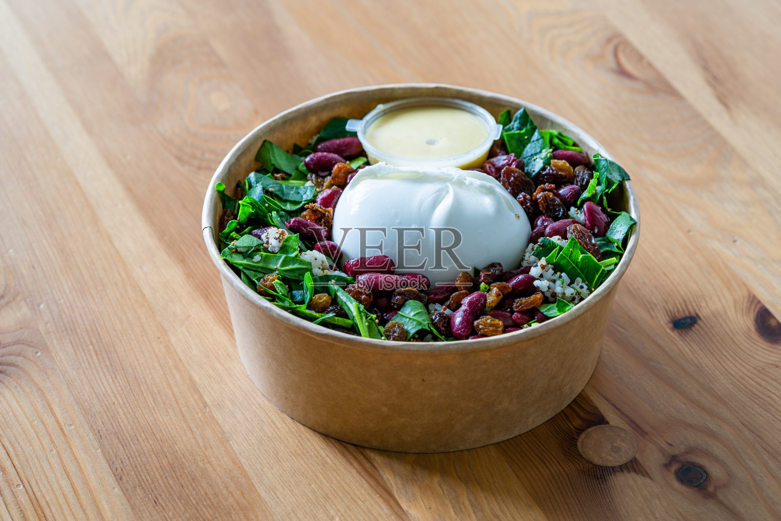 健康的有机带走食物碗布拉塔奶酪，墨西哥豆，苋菜种子，三色藜麦和混合叶子。照片摄影图片