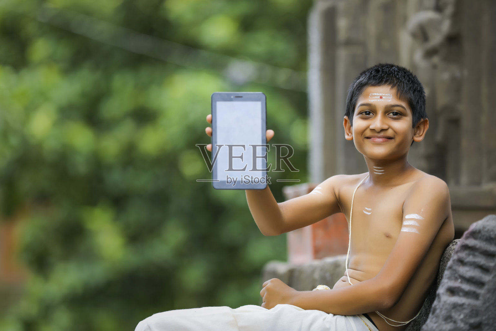 可爱的印度孩子展示平板电脑照片摄影图片