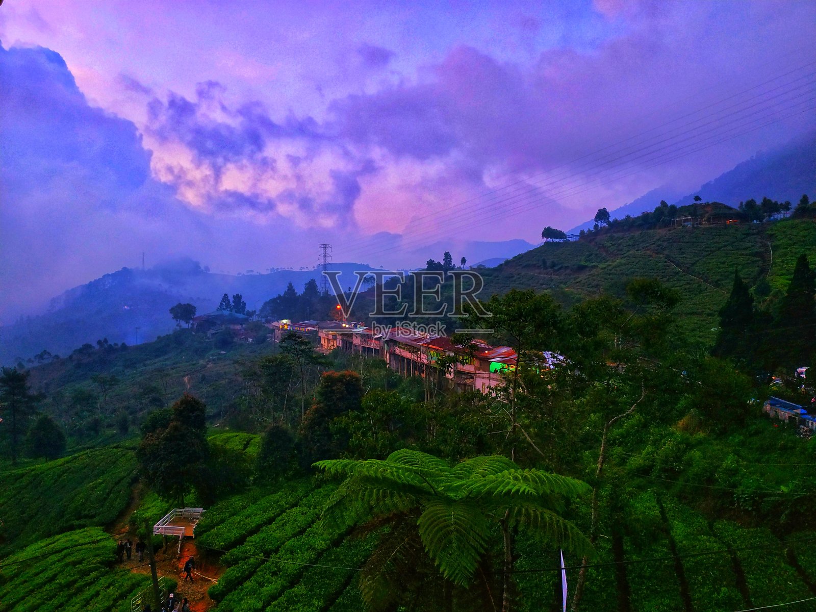 山上下午的天空。照片摄影图片