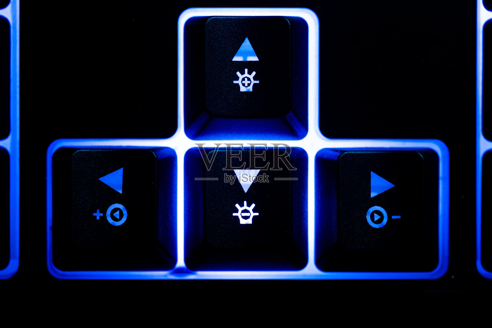 蓝色背光低轮廓键盘。照片摄影图片