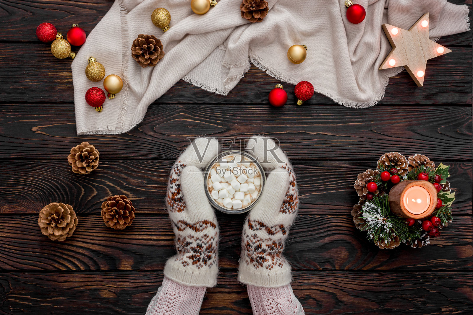 温馨的圣诞之夜，可可味的床单照片摄影图片