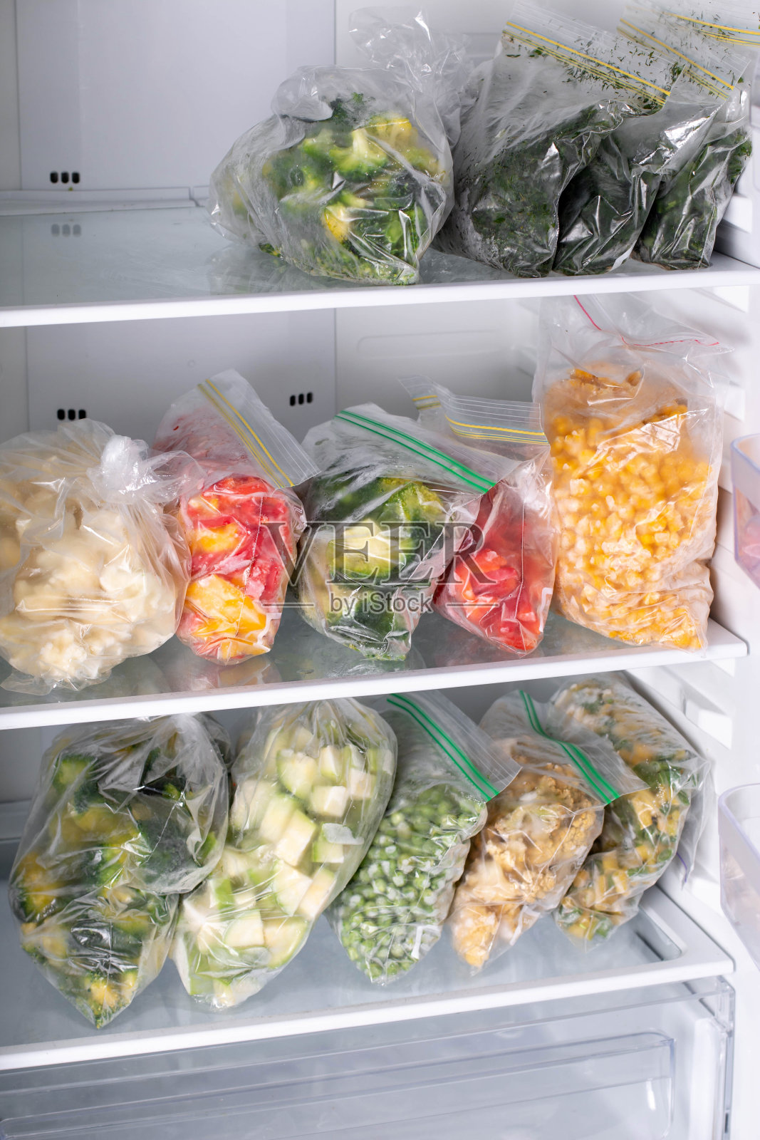 家庭冰箱里各种各样的冷冻蔬菜照片摄影图片
