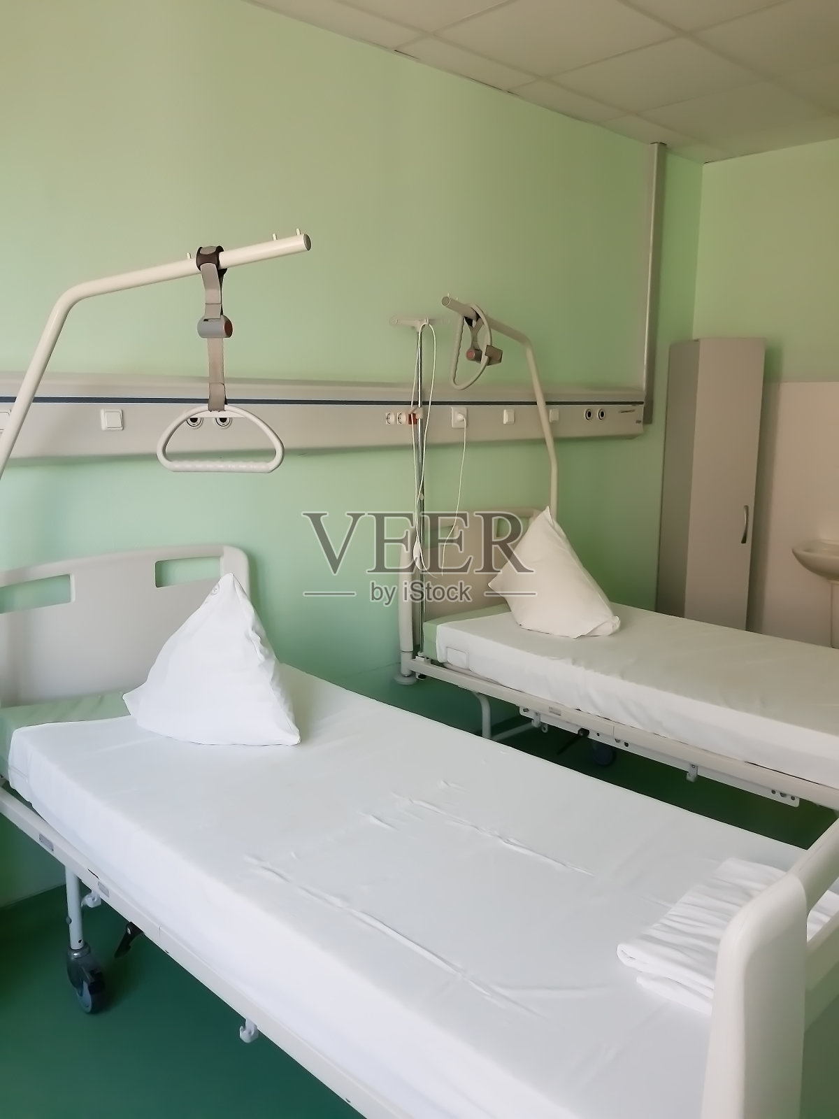 两张带轮子的病床照片摄影图片