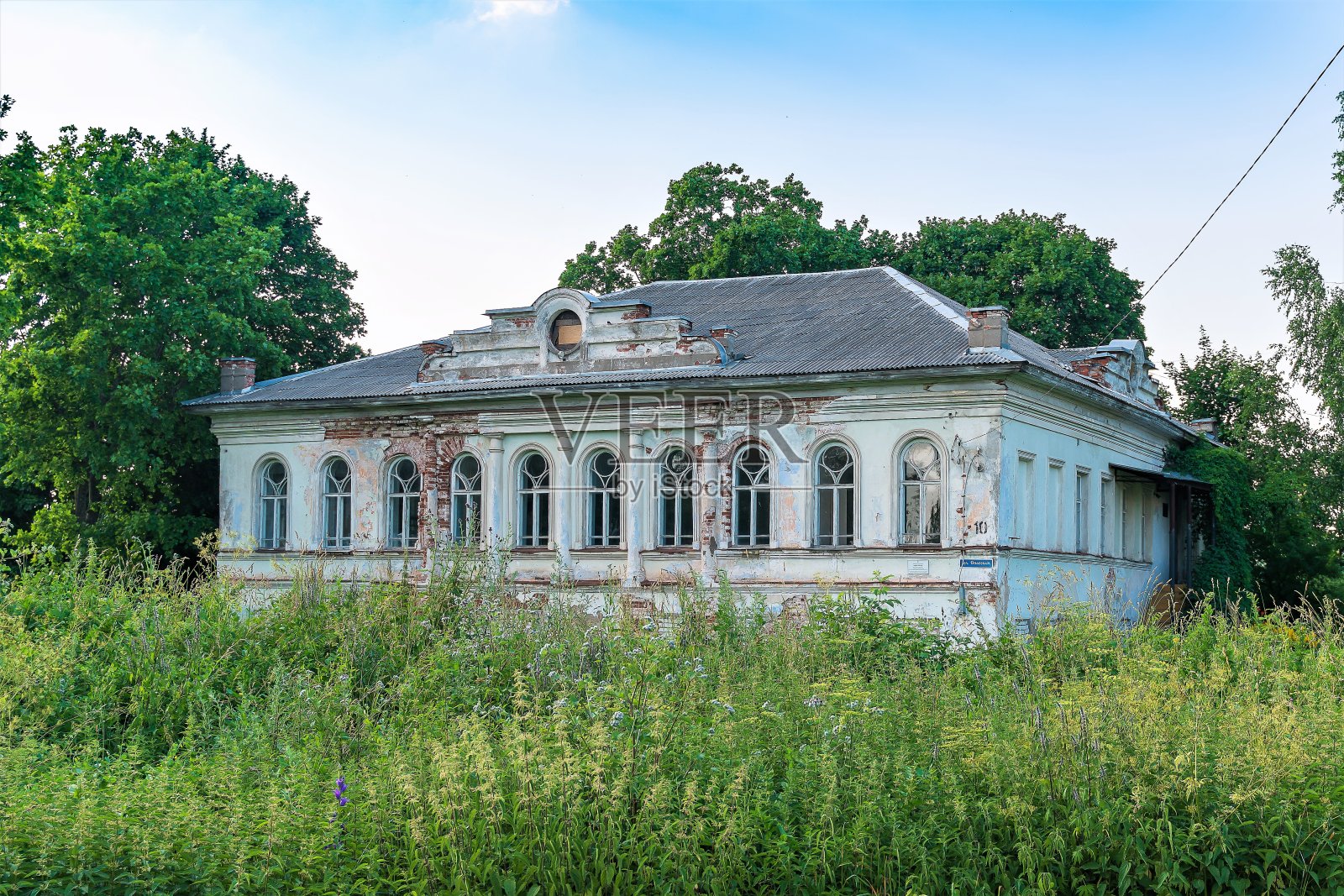 俄罗斯，雅罗斯拉夫尔，2020年7月。一座破旧的商厦。照片摄影图片