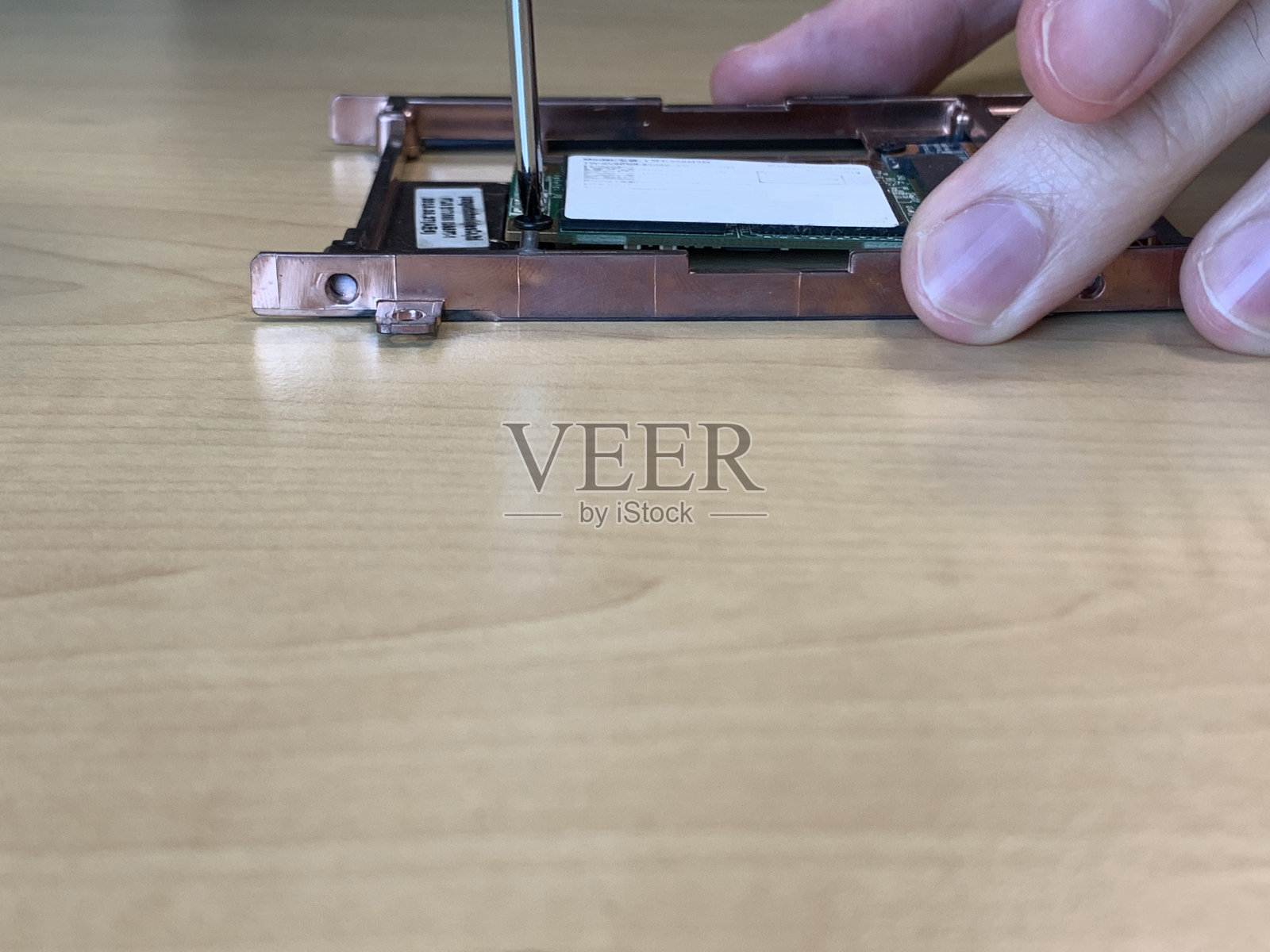 裁剪手修理电脑主板照片摄影图片