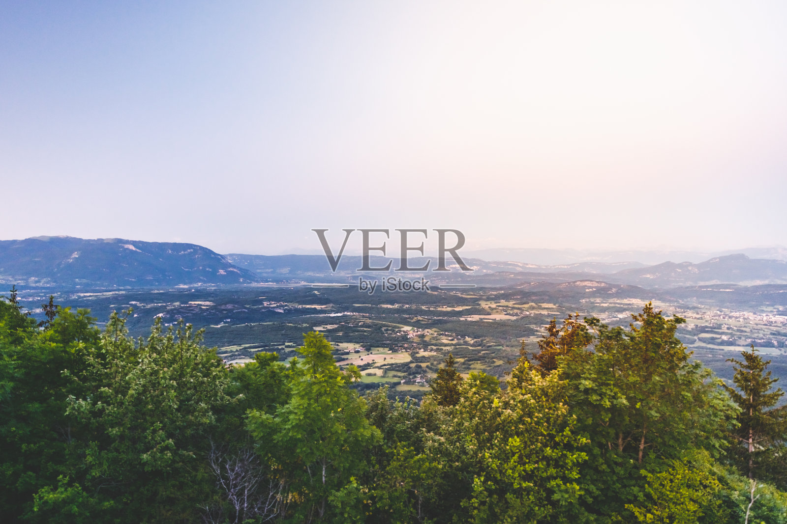 在春天的黄昏，阿尔卑斯山的Bugey山的法国丘陵景观的高点照片摄影图片