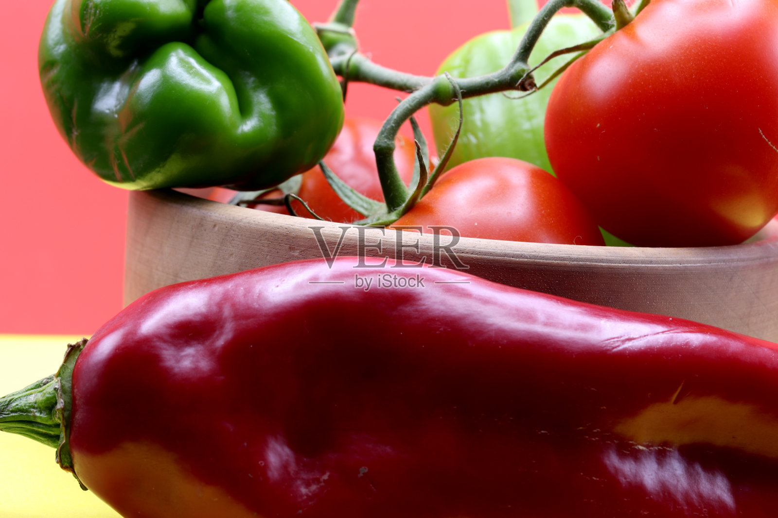 有机和新鲜蔬菜在桌子上照片摄影图片