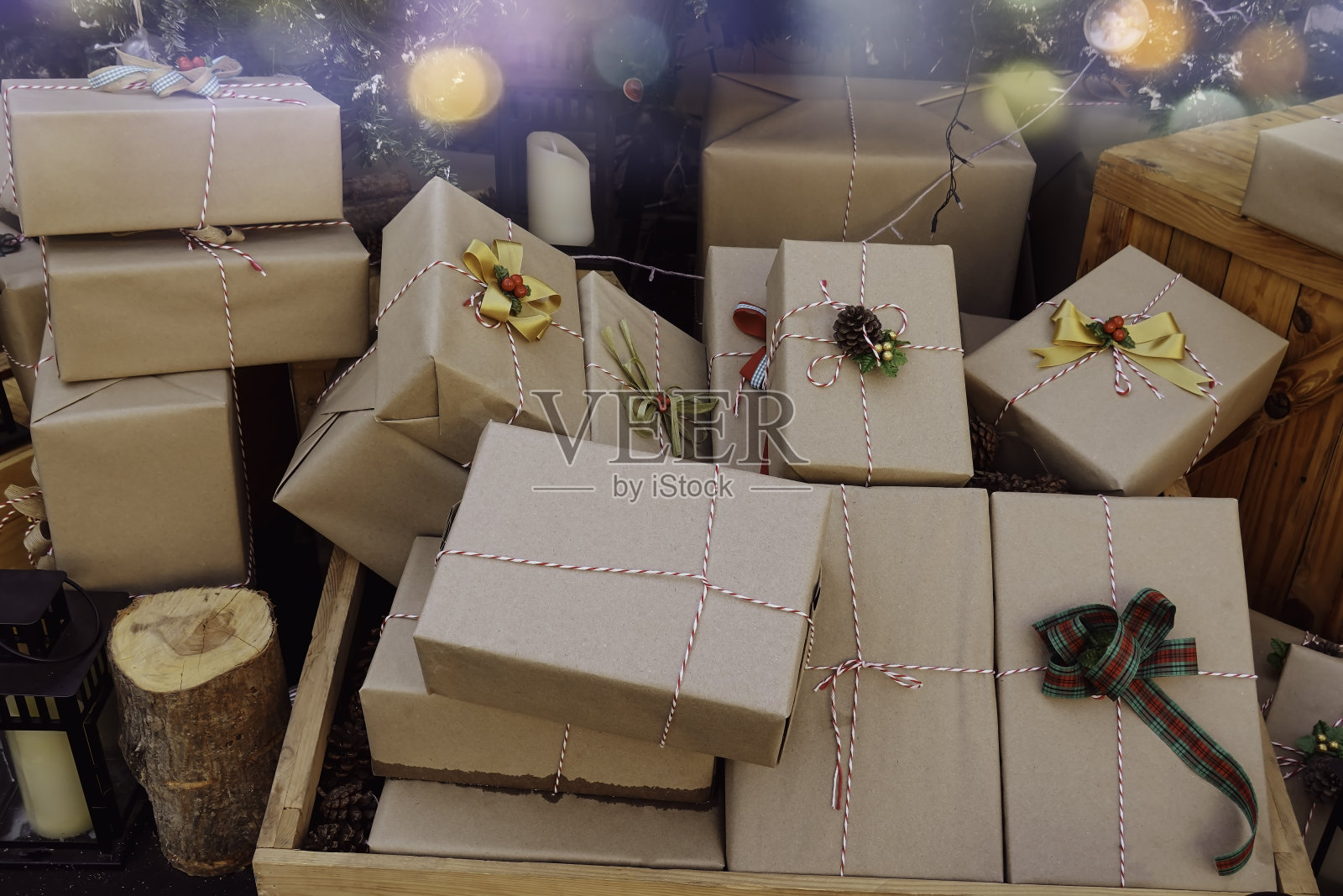 礼盒用再生纸包装，带蝴蝶结照片摄影图片