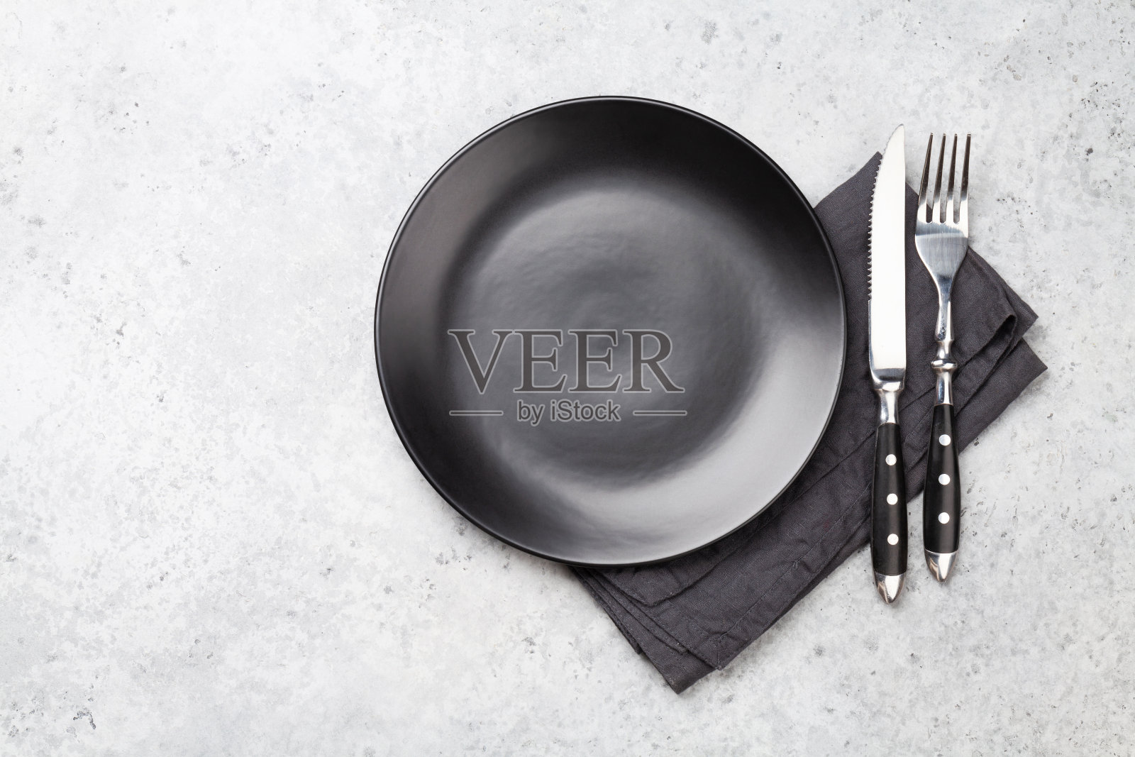 黑色的空盘子，刀叉和餐巾照片摄影图片