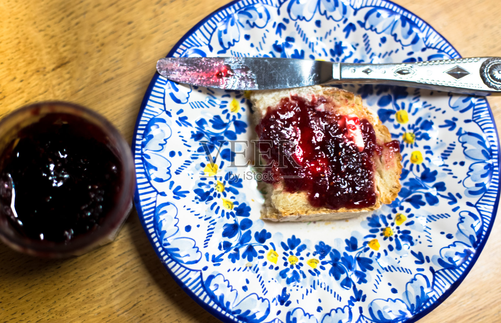 吐司与覆盆子果酱特写照片摄影图片