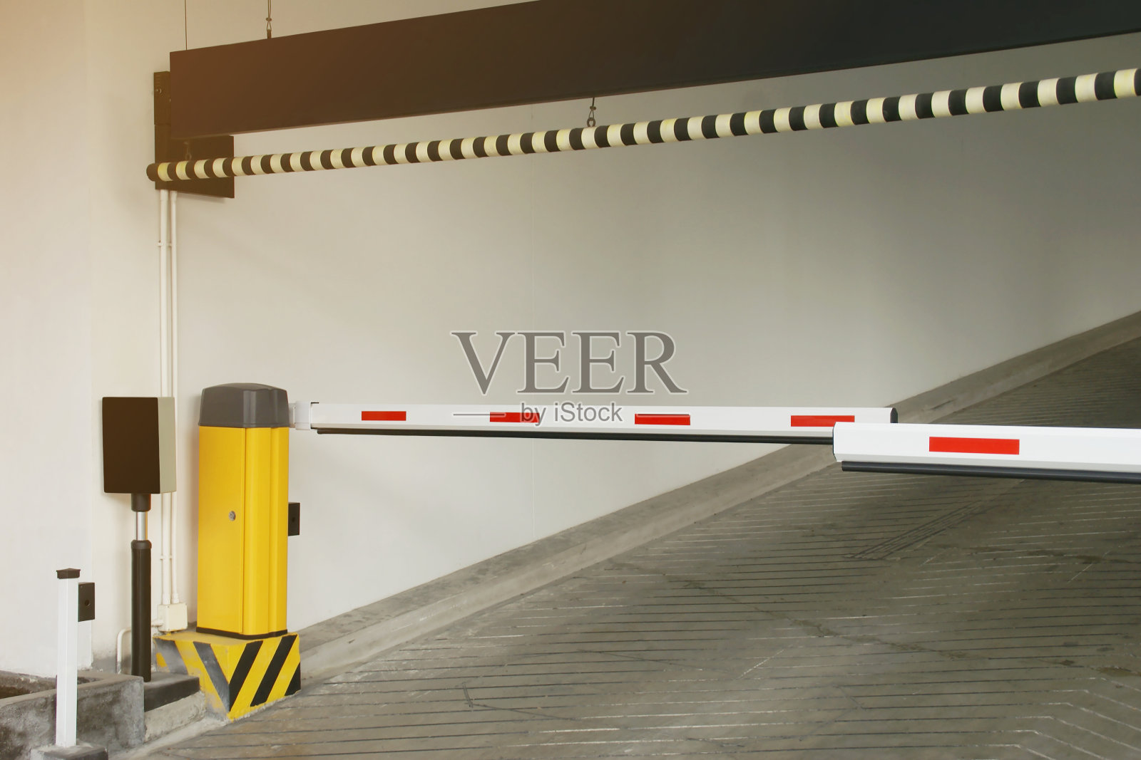 停车场入口处有栅栏照片摄影图片