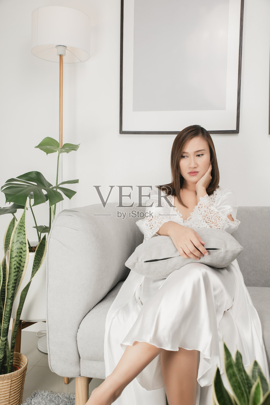 心不在焉的女性照片摄影图片