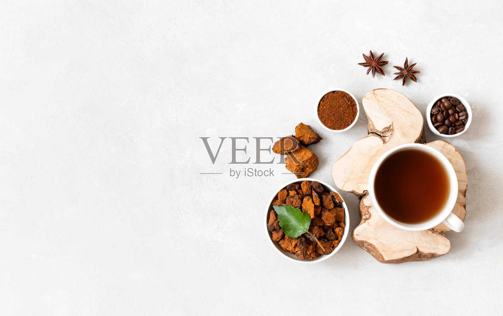 蘑菇茶加饮料与咖啡在一个白色的背景。咖啡豆，切成小块的查加茶，茴芹和一杯健康的饮料。复制空间，俯视图，平铺。照片摄影图片