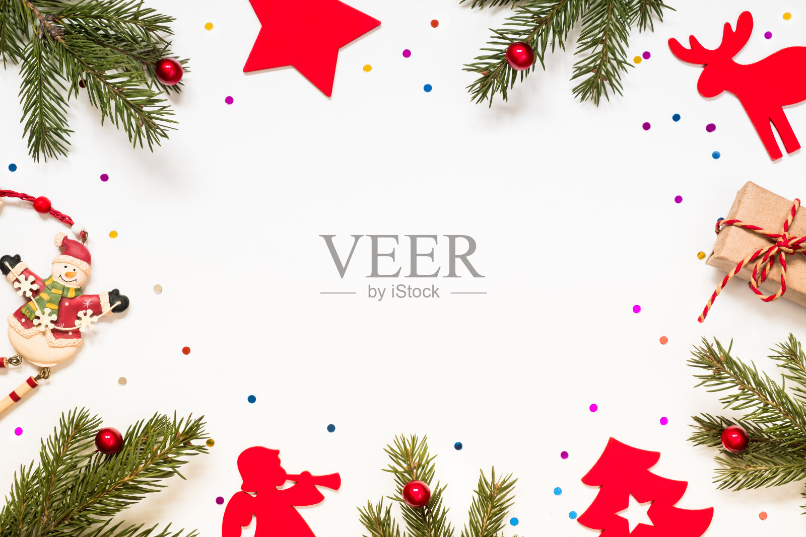 用圣诞树的树枝和白色背景上的圣诞装饰品组成的构图照片摄影图片