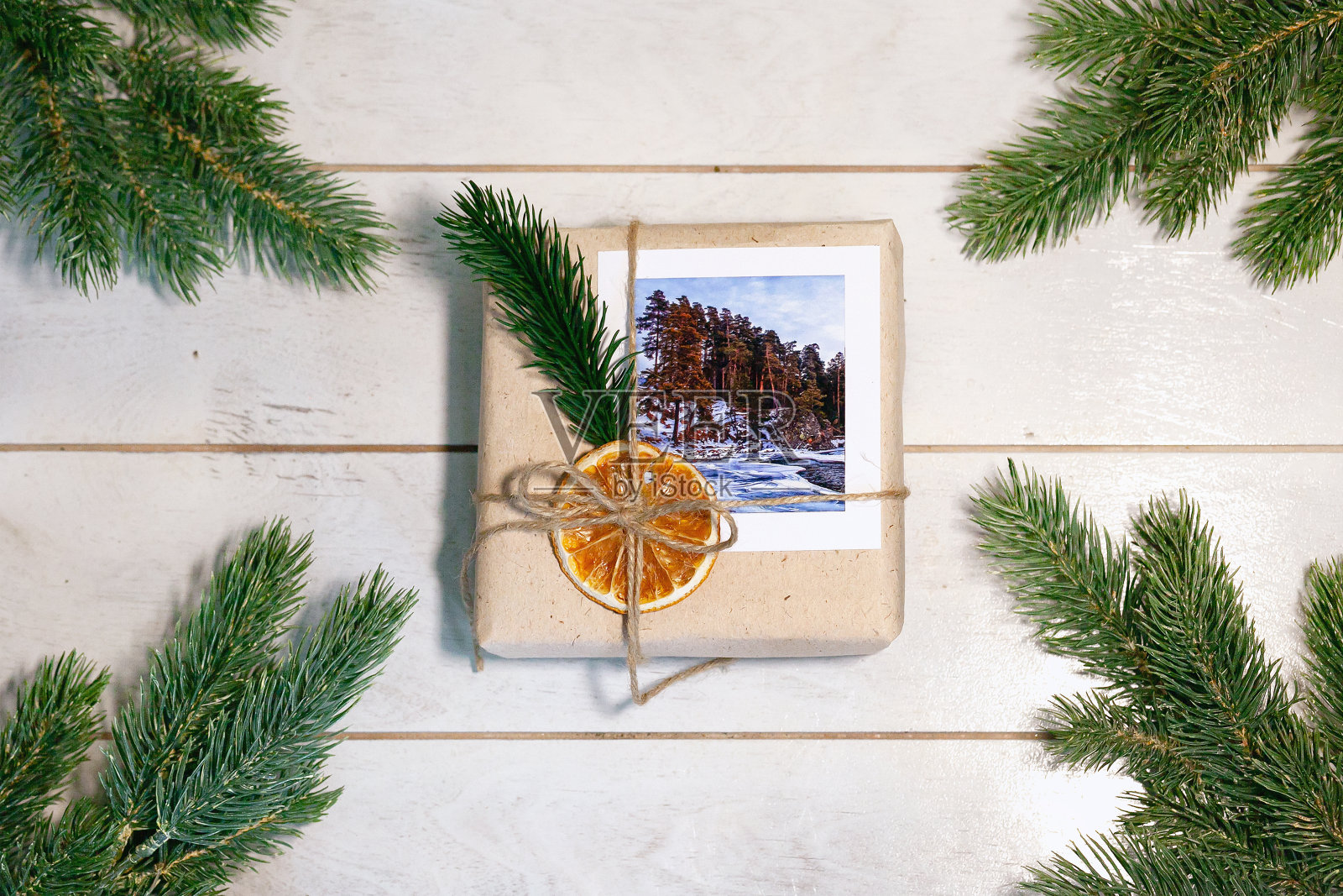 环保风格的礼盒:天然粗纸，黄麻绳，白木背景云杉小枝照片摄影图片