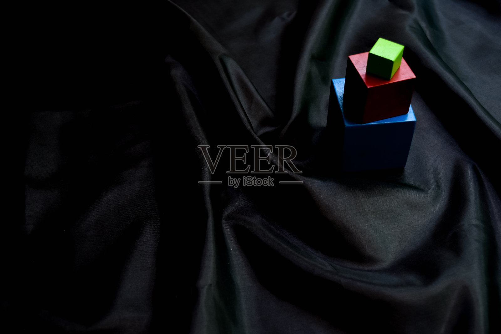 五颜六色的方块堆照片摄影图片