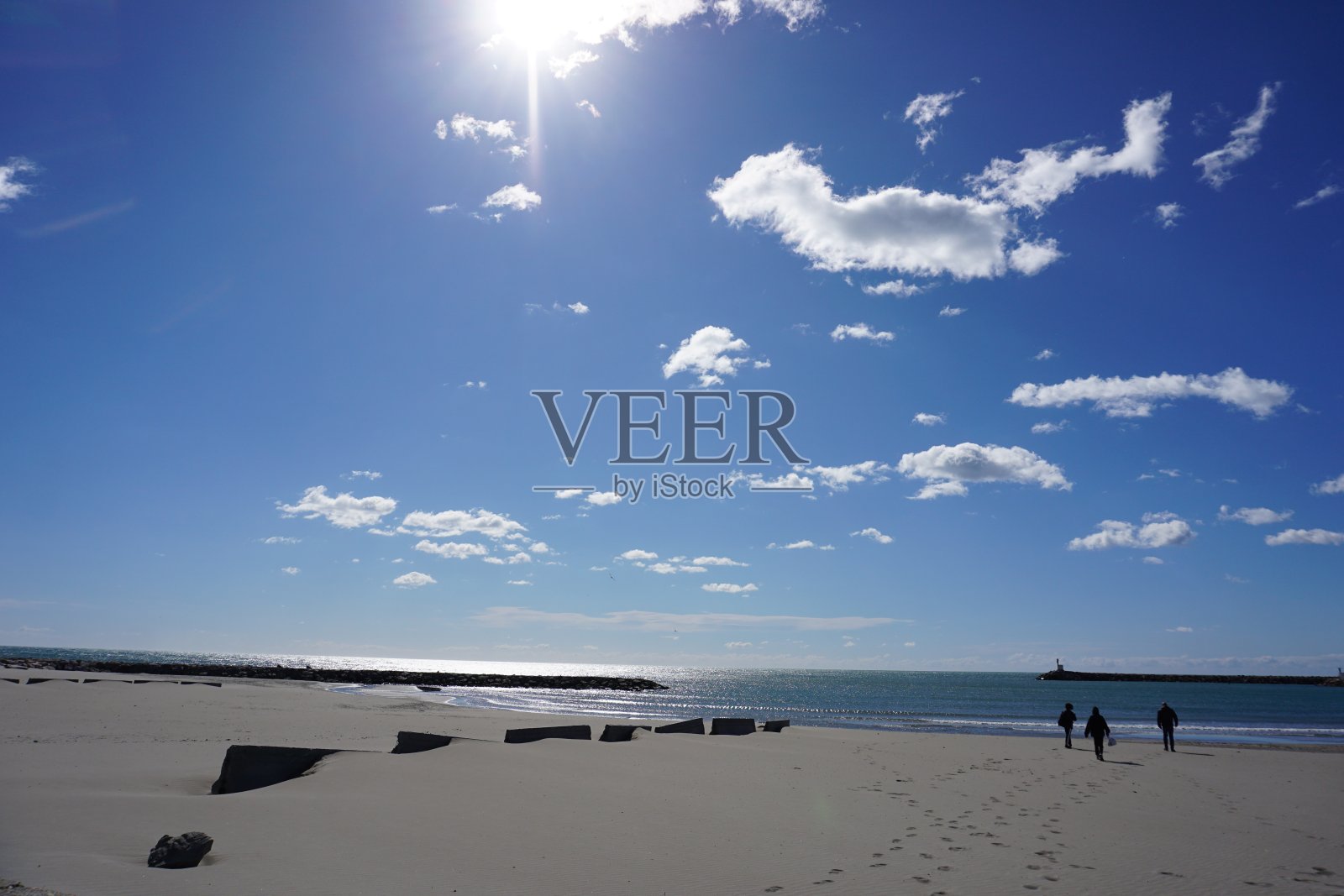 有天空和沙滩的海滩照片摄影图片