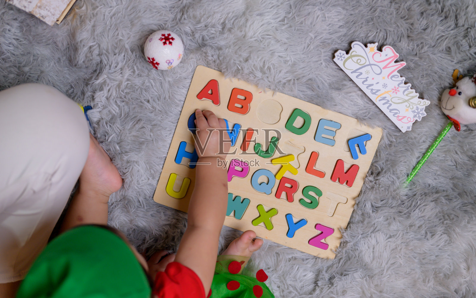 家人在家里庆祝圣诞节和新年快乐。妈妈和孩子的生活方式在年底的季节假期。照片摄影图片