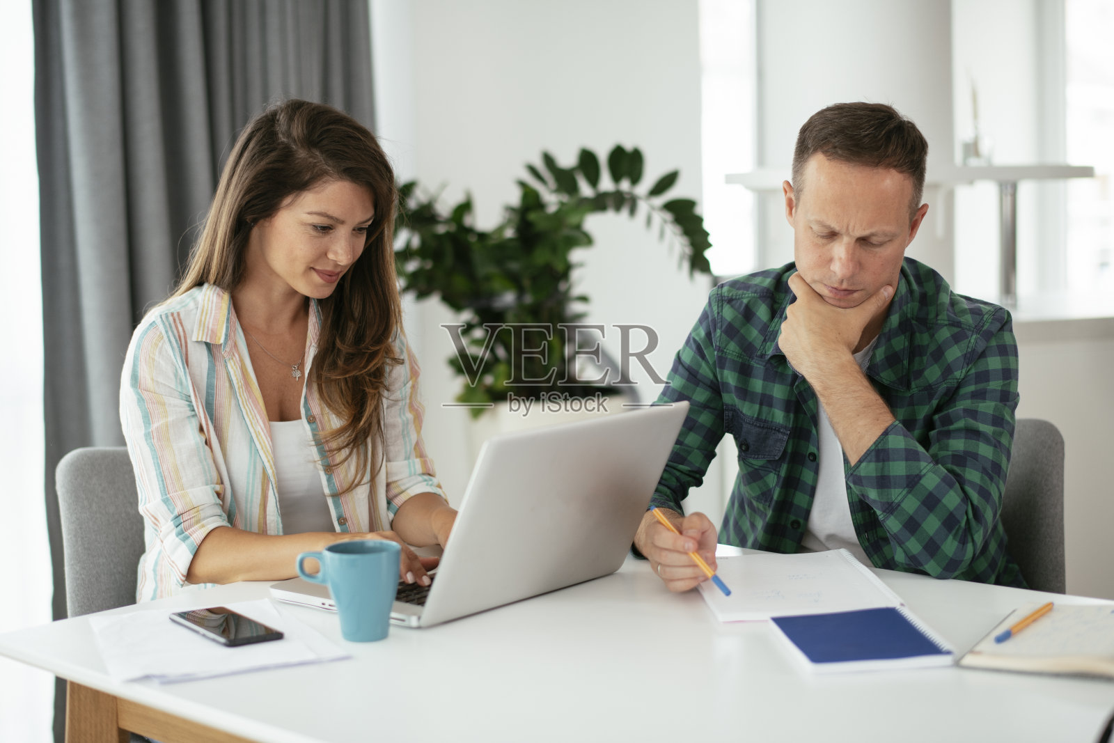 丈夫和妻子准备支付账单照片摄影图片