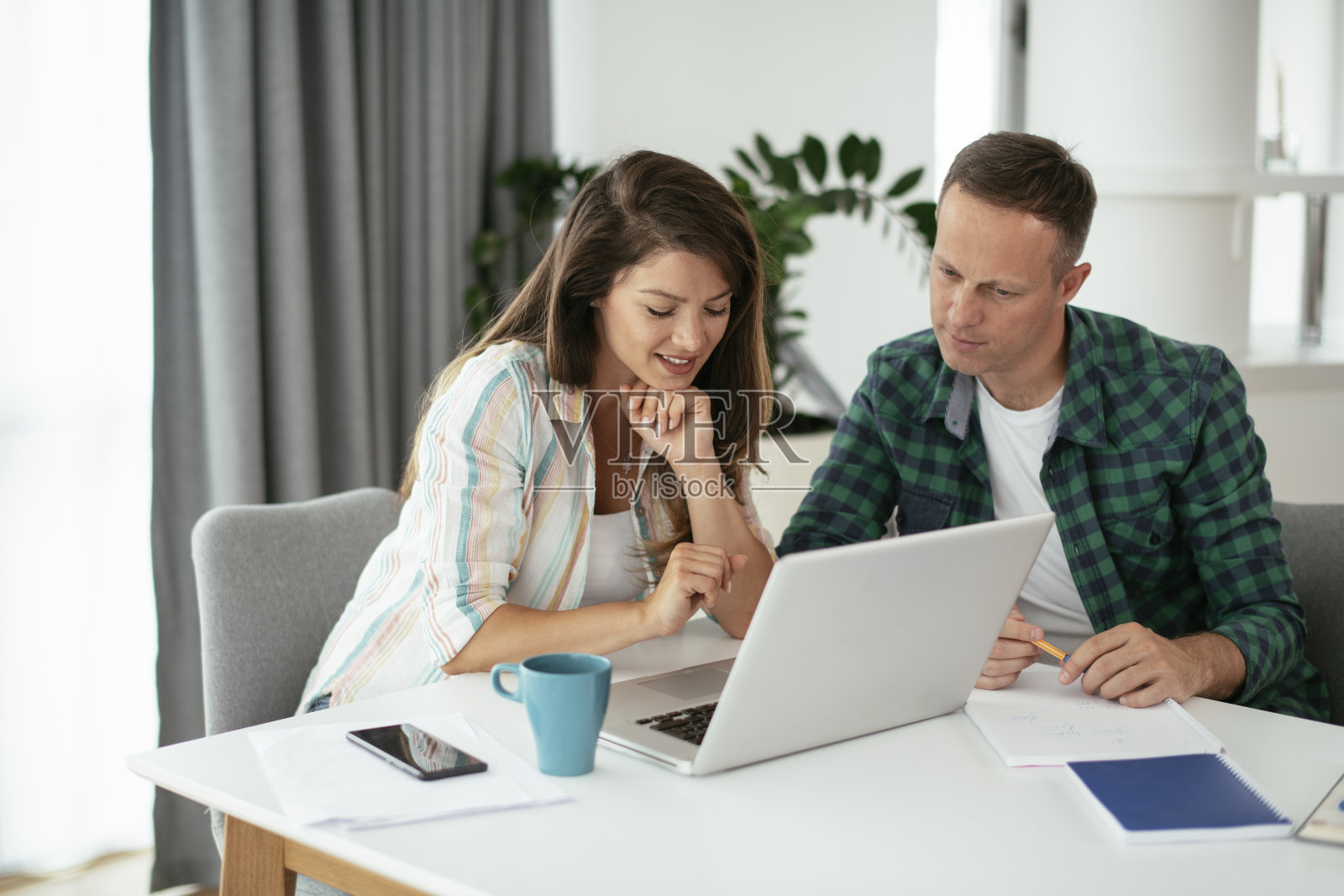 丈夫和妻子准备支付账单照片摄影图片