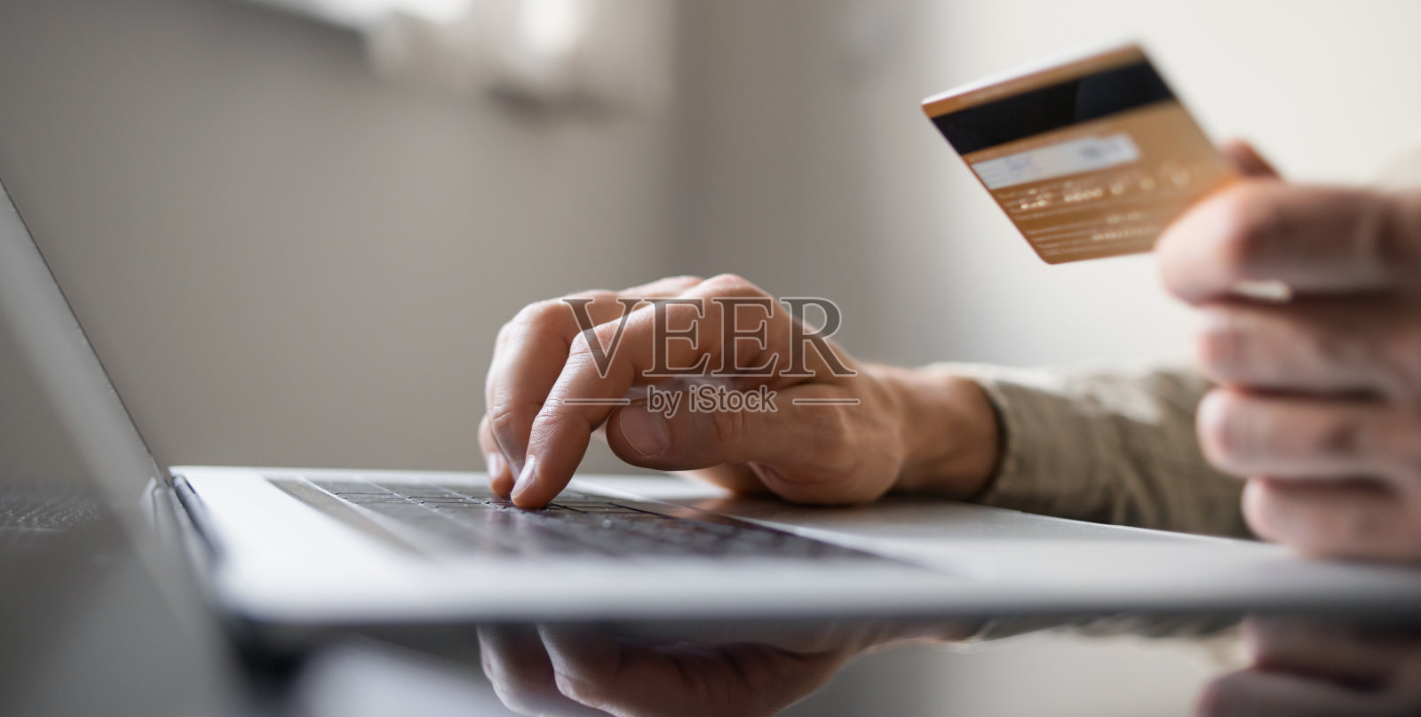 网上购物。年轻人在家里使用笔记本电脑和信用卡照片摄影图片