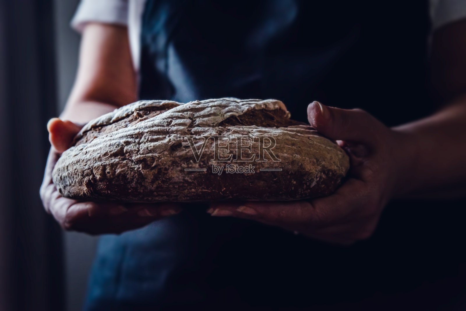 拿着准备出售的自制无麸质面包的女人照片摄影图片