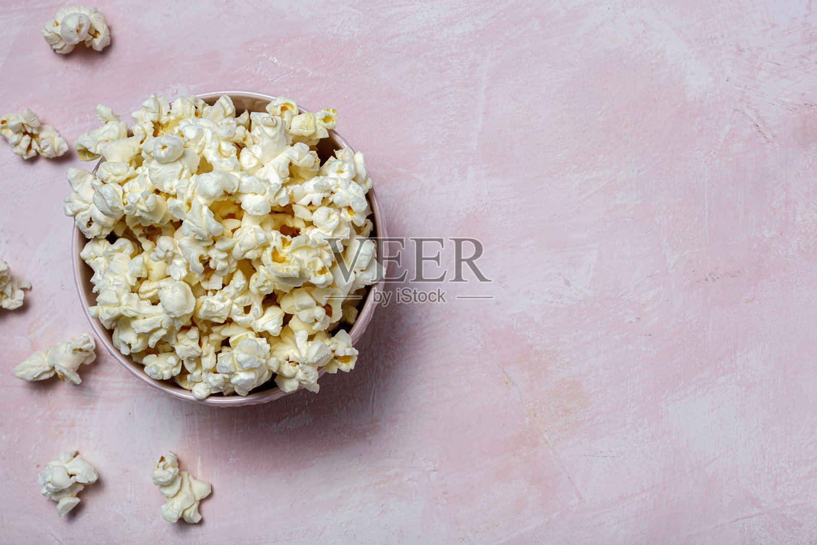 彩色背景上自制爆米花照片摄影图片