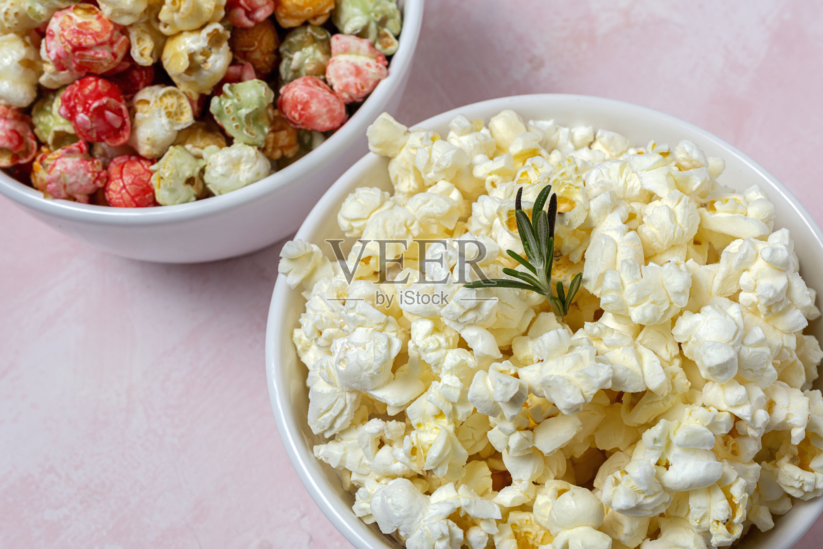 彩色背景上自制爆米花照片摄影图片