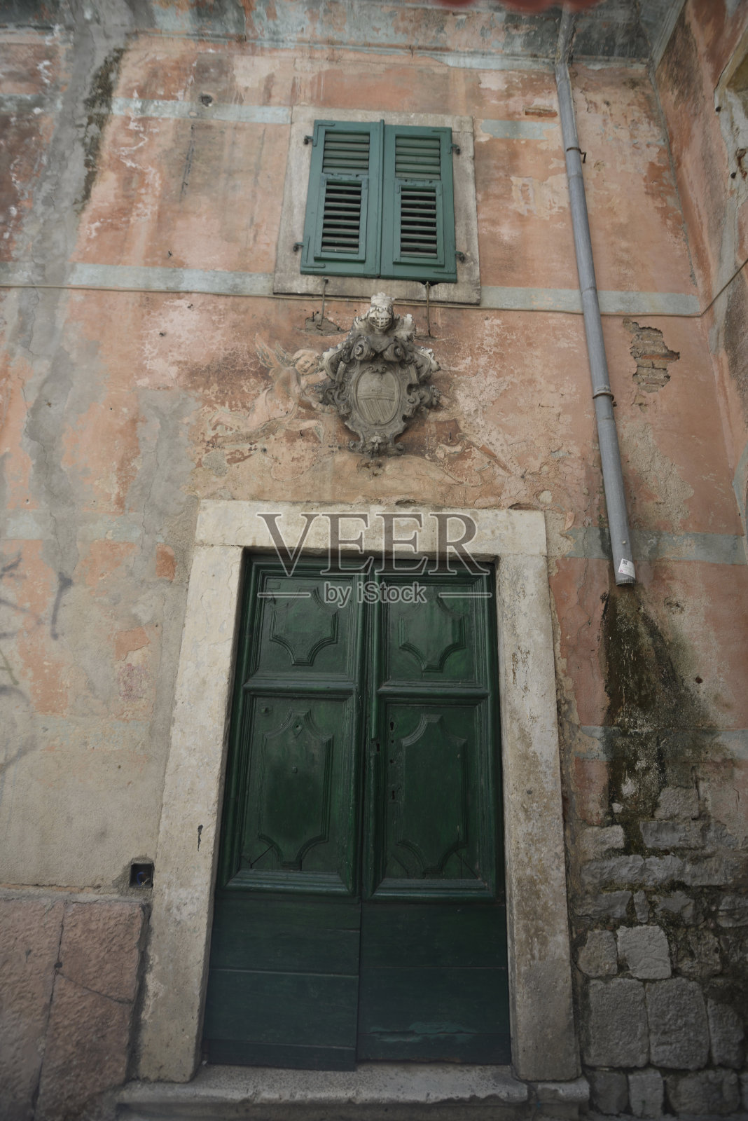 带有木质百叶窗的中世纪粉色门面和窗户照片摄影图片