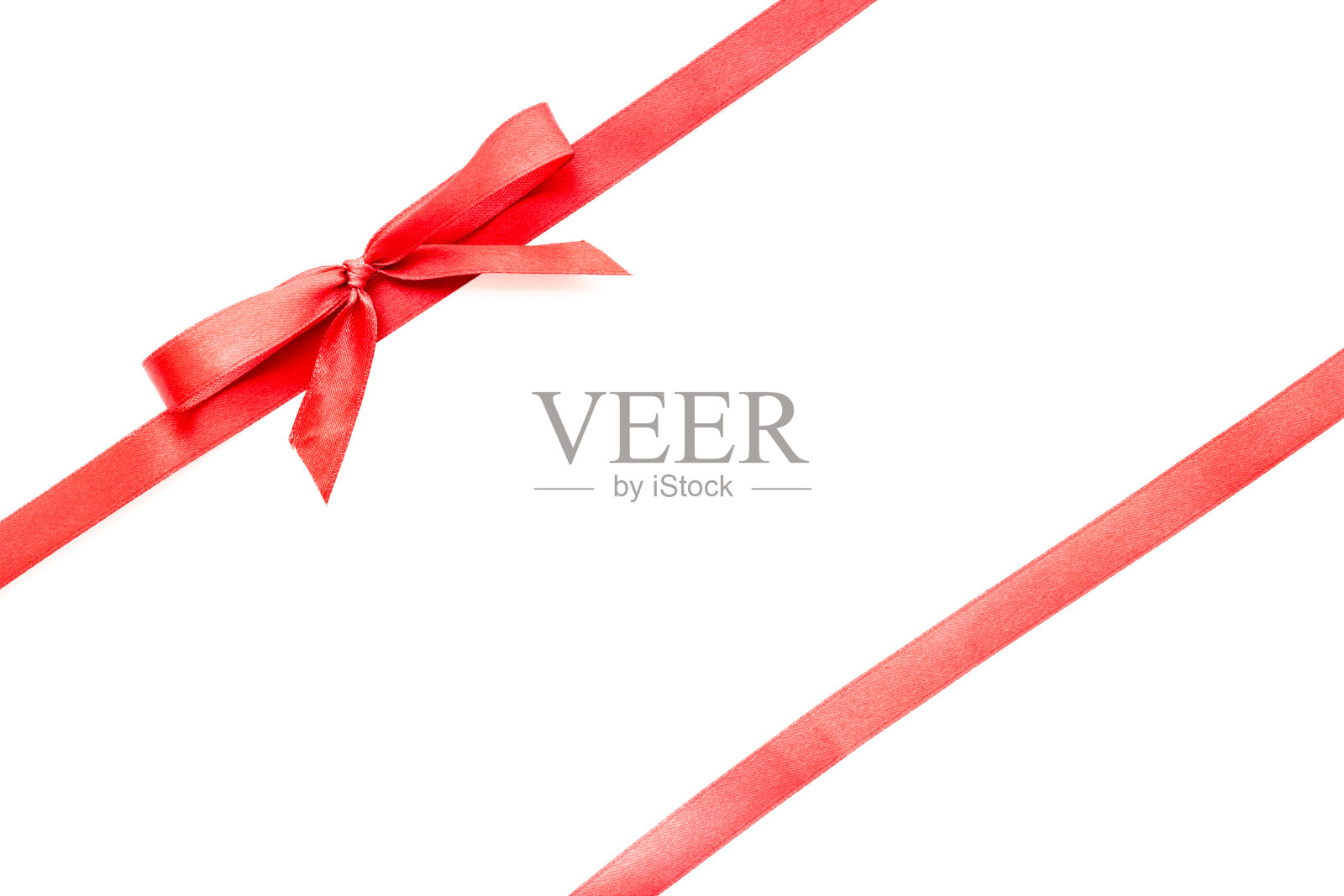 红色丝带与蝴蝶结孤立在白色。前视图。本空间照片摄影图片