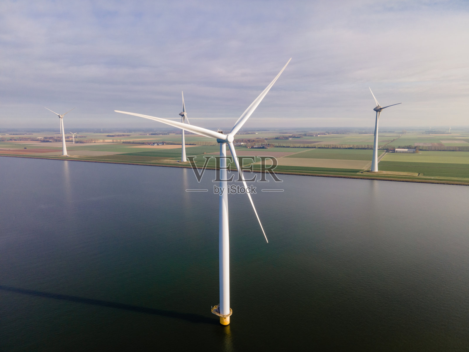 海上风车公园有云和蓝天，风车公园在海上用无人机鸟瞰风力涡轮机照片摄影图片