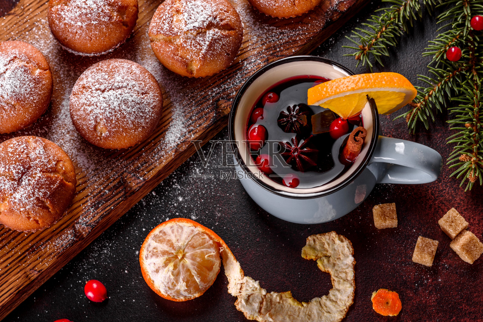 美味新鲜的可可松饼放在圣诞桌上照片摄影图片