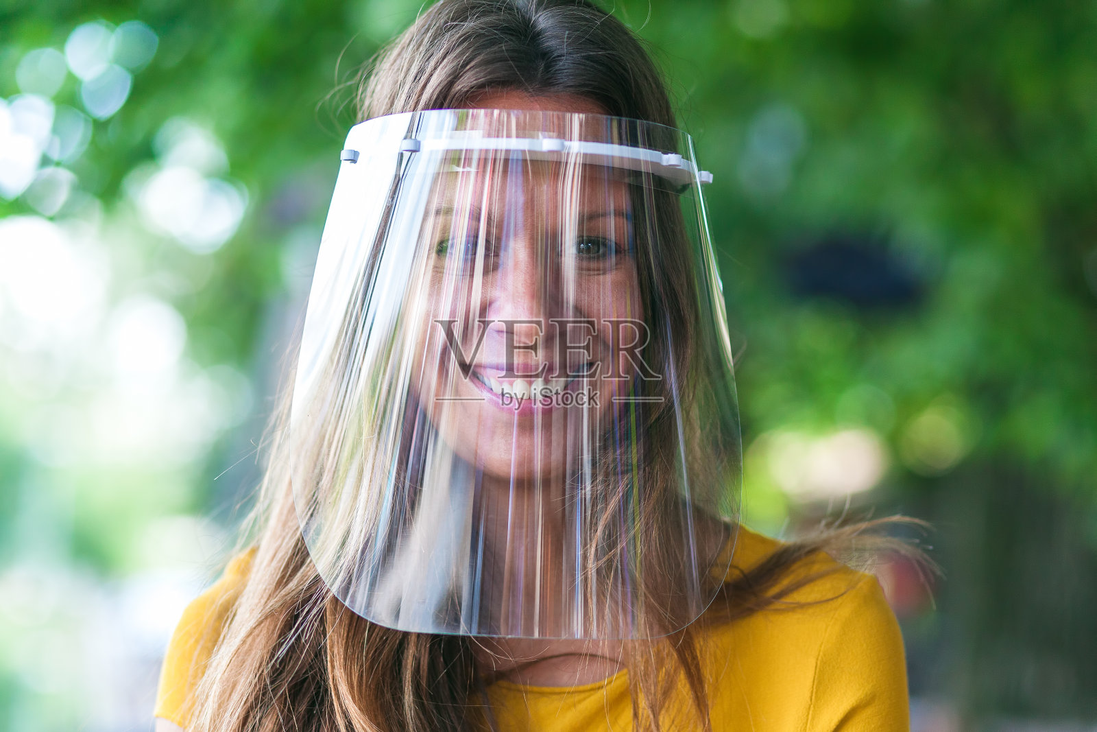 戴着防护面罩的年轻女子照片摄影图片