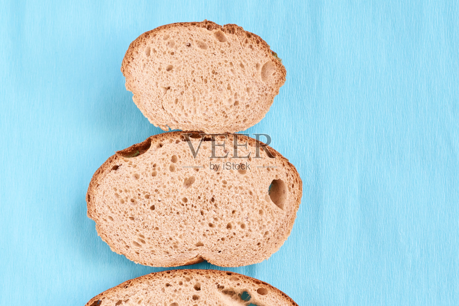 蓝色背景。三片面包。不寻常的树照片摄影图片