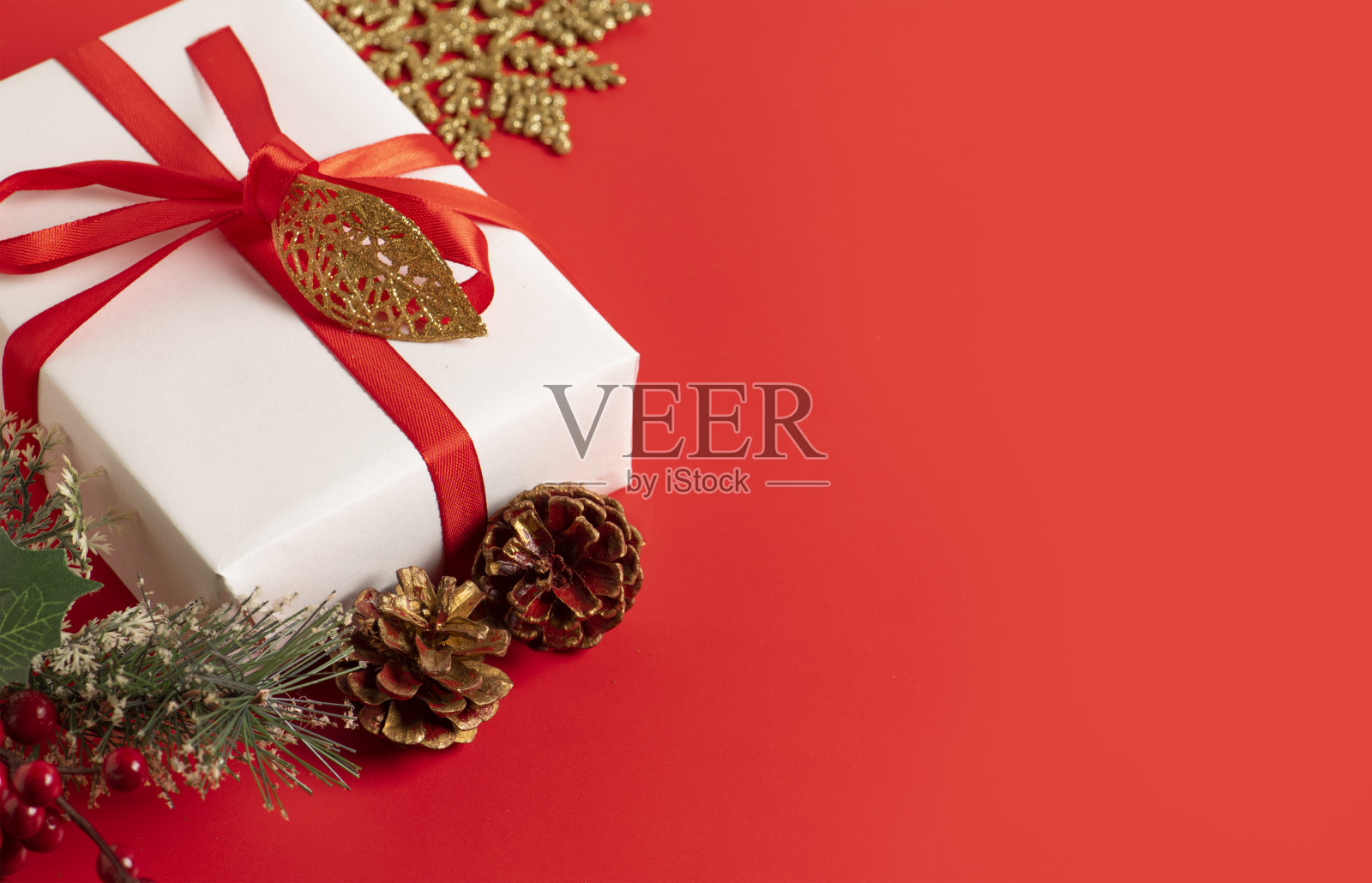 圣诞组成。礼物，用于树枝，红色背景的装饰品。照片摄影图片