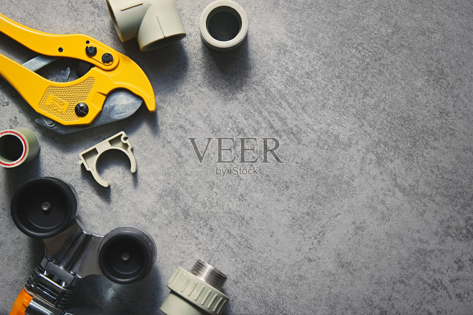 塑料管道pp和pvc焊接工具。黄色烙铁剪及配件。顶部视图与复制空间照片摄影图片