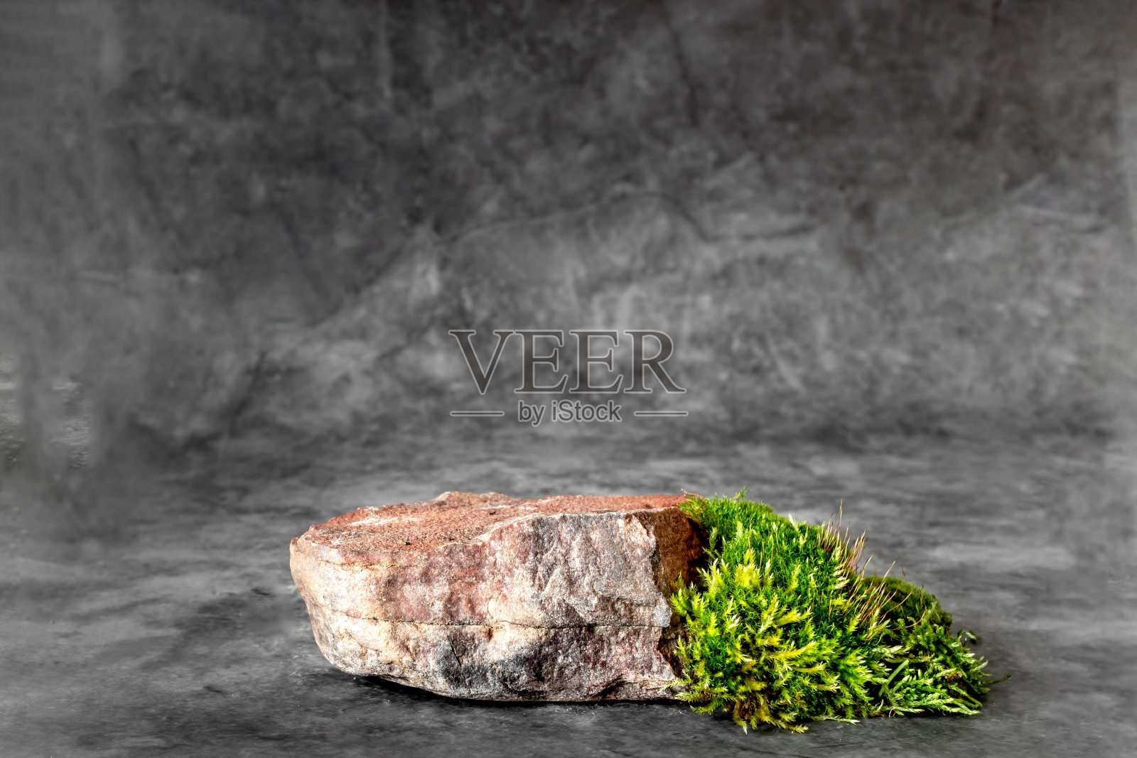 天然石材代表展示和展览在黑暗的背景。有机化妆品的抽象平台。最小的风格。照片摄影图片