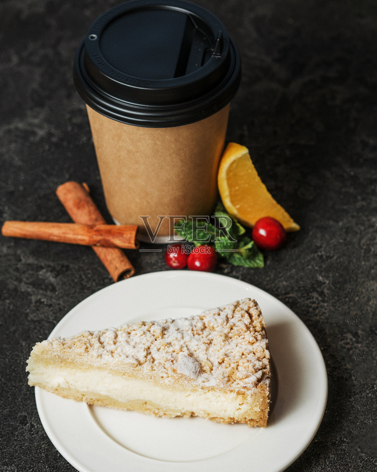 圣诞饮料在一次性杯子。茶加橘子，蔓越莓和肉桂。一盘派。圣诞糖果。冬天喝热饮。新年的菜单。季节性冬季饮料。照片摄影图片