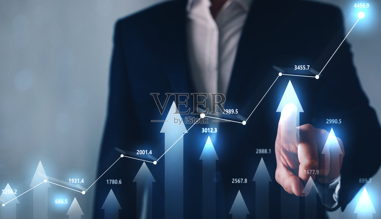 商人指出增加外汇图表。交易和金融市场。股票市场的概念。照片摄影图片