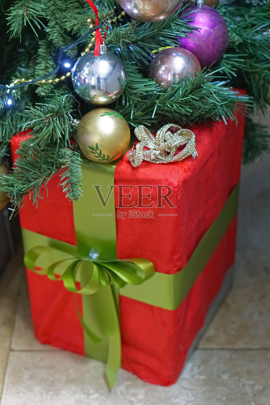 大红色的礼物照片摄影图片